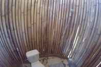 Phòng tắm bên trong Nuhanera Lodge