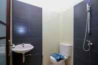 In-room Bathroom Sky Inn Syariah Mastrip 1 Surabaya