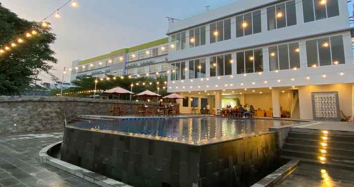 Swimming Pool Airish Hotel Palembang