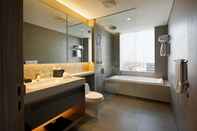 Toilet Kamar Oakwood Hotel & Residence Surabaya