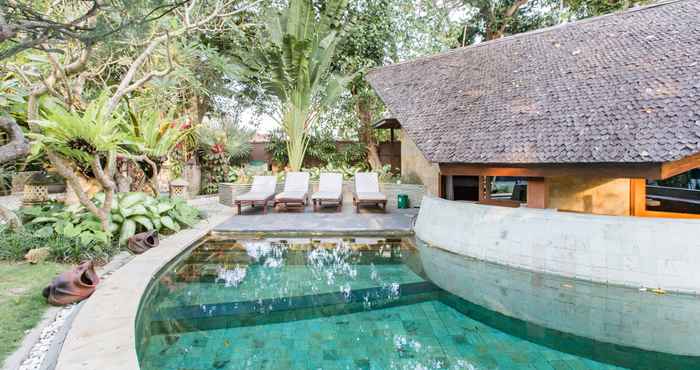 Swimming Pool luxury villa seminyak