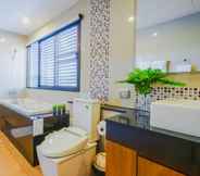 Toilet Kamar 2 Sunshine Hotel and Serviced Apartment