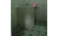 In-room Bathroom 2 Tedjo Omah Ndeso Syariah