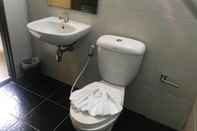 Toilet Kamar Only Blue Hotel