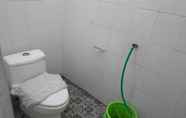 In-room Bathroom 6 Indekost Syariah Cikost Serang