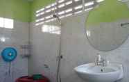 Toilet Kamar 5 Lucky Bungalow Koh Mook