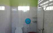 Toilet Kamar 2 Lucky Bungalow Koh Mook