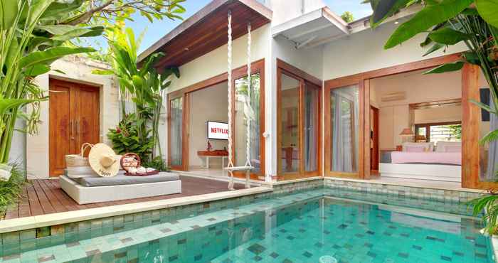 สระว่ายน้ำ The Jimbaran Villa by Ini Vie Hospitality