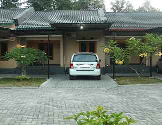 Exterior 2 RumahUti Family Homestay