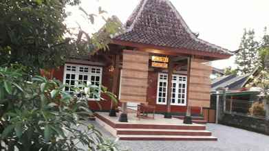 Exterior 4 RumahUti Family Homestay