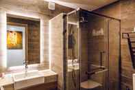 In-room Bathroom 15 Palms Beach Resort
