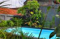 Kolam Renang Front One Inn Kediri