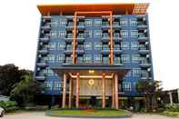 Bangunan The Raise Hotel