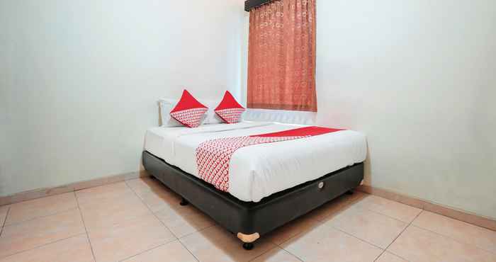 Bedroom Super OYO 122 Oekude Kost