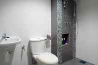 Toilet Kamar KBCC Service Apartment By 15 Avenue Inn