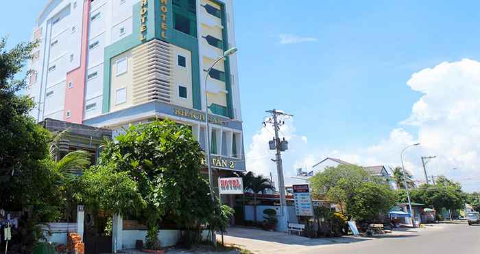 Bên ngoài Huynh Tan 2 Hotel