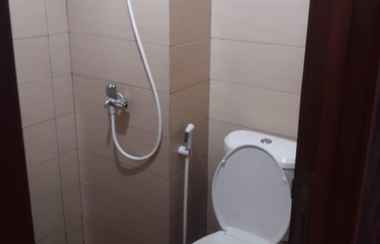 In-room Bathroom 2 Doremi Apartemen Margonda Residence 3