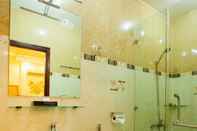 Phòng tắm bên trong Calmette Hotel