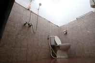 Toilet Kamar D'Java Homestay Monjali 2 By The Grand Java