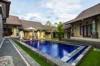 Swimming Pool Lilis Cempaka Mas Guesthouse