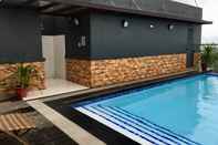 Swimming Pool Cityscape - Studio 315