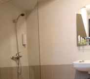 In-room Bathroom 5 Rumah Mutiara