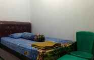 Kamar Tidur 5 Penginapan Azka Near Marbella Hotel