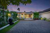 Bangunan The Daha Luxury Villa