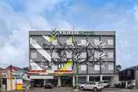 Bangunan Versa Hotel