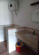 BATHROOM Kondominium Pantai Carita Selatan by Jay- Selatan 2BR