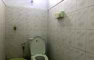 Toilet Kamar 5 Penginapan Umar Mexy Near Pondok Layung