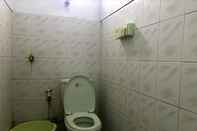 In-room Bathroom Penginapan Umar Mexy Near Pondok Layung