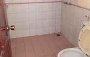 Toilet Kamar 4 Kondominium Pantai Carita Selatan by Jay- Selatan 3BR