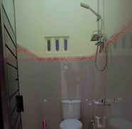 In-room Bathroom 5 Homestay Dieng Athaillah 