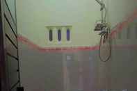 ห้องน้ำภายในห้อง Homestay Dieng Athaillah 
