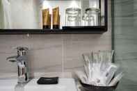 In-room Bathroom Ropewalk Piazza Hotel By PHC