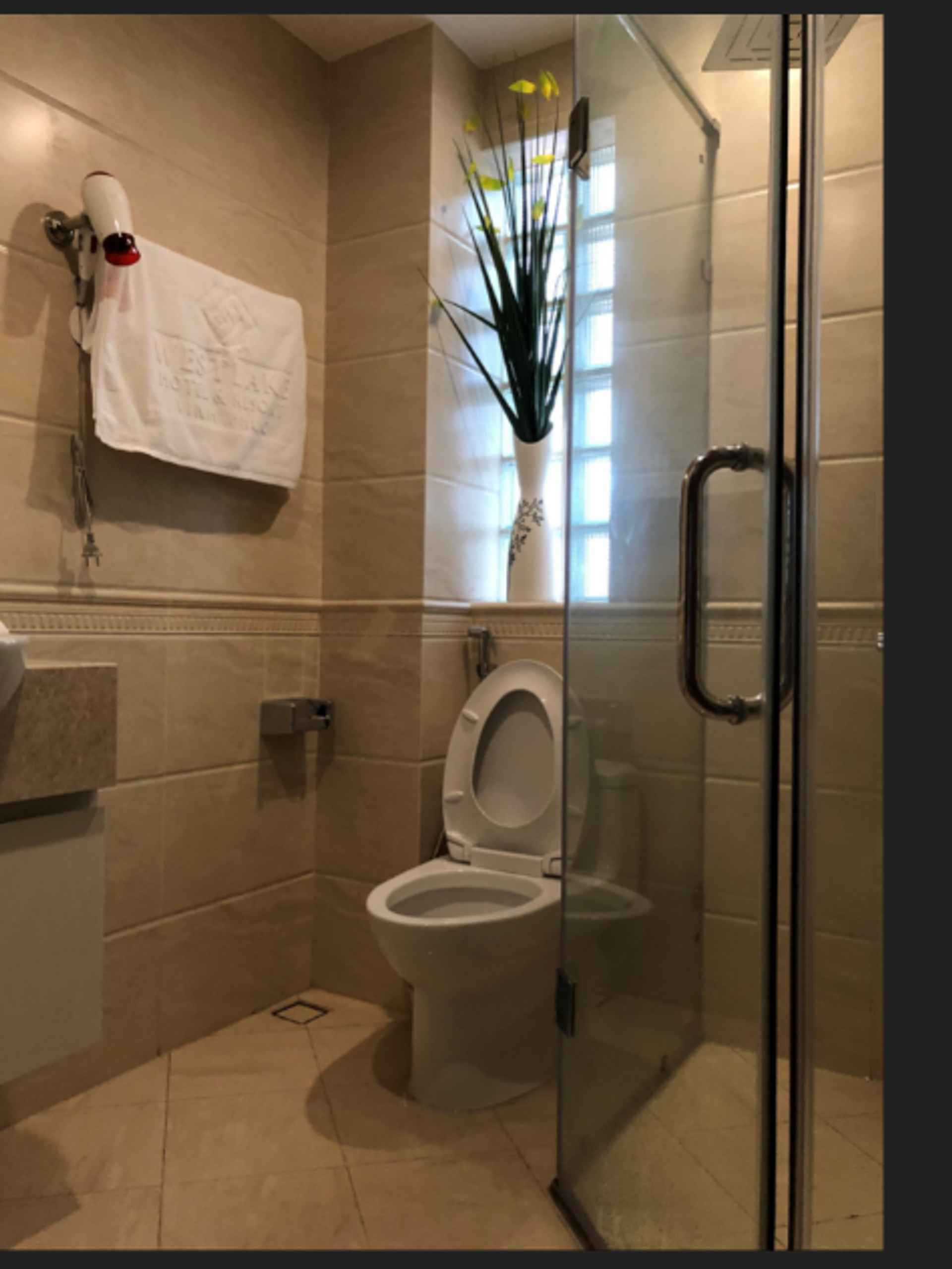 Phòng tắm bên trong 3M Westlake Apartments Hanoi