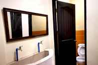 In-room Bathroom The Runway Inn- Mactan Cebu