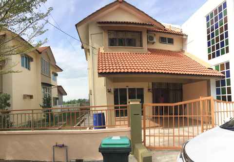 Exterior Lily Homestay Kangar