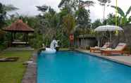 Kolam Renang 7 Madesimon Villa