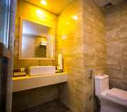 In-room Bathroom 5 Austin Park Hotel