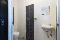 Toilet Kamar OYO 439 Night Queen Hotel