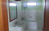 Toilet Kamar 5 Tiga Sekawan Homestay