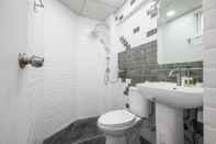 Toilet Kamar Paradise Apartments 6