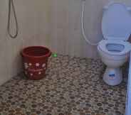 ห้องน้ำภายในห้อง 5 Cozy Stay at Homestay Cantigi Dieng Syariah