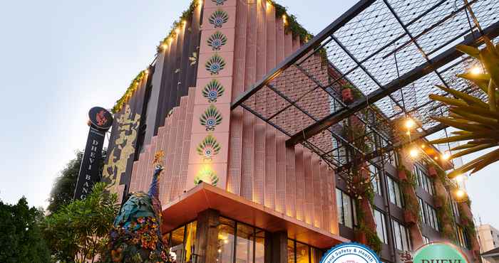 Exterior Dhevi Bangkok Hotel (SHA Extra Plus)