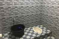 Toilet Kamar Standard Bungalow - Meliya Homestay