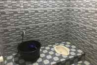 Toilet Kamar Family Bungalow - Meliya Homestay