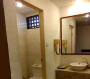 In-room Bathroom 7 Theme Park & Resort Hotel Pantai Cermin