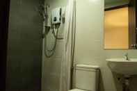 Toilet Kamar OYO 430 Oak Valley Boutique Hotel